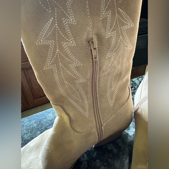 No Boundaries Tan Heeled Boots Stylish and Versatile - Picture 8 of 8